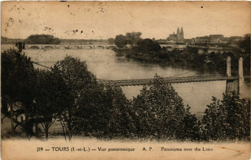 Carte postale ancienne Tours(I.-et-L.) - Vue panoramique - Panorama over the Loire à Tours