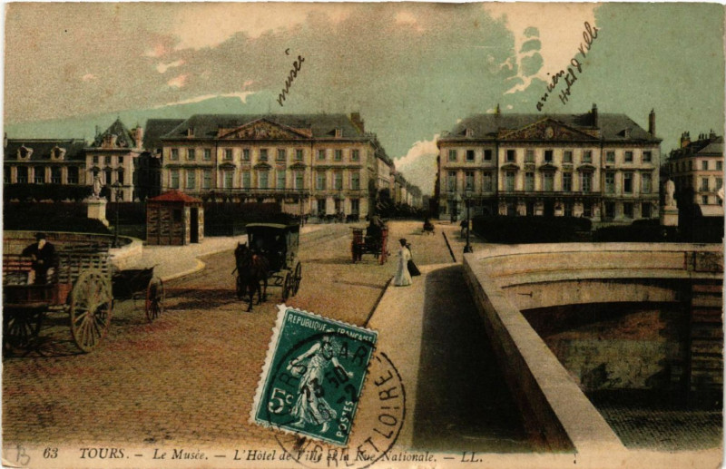 Carte postale ancienne Tours - Le Musee - L'Hotel de Ville et la Rue Nationale à Tours