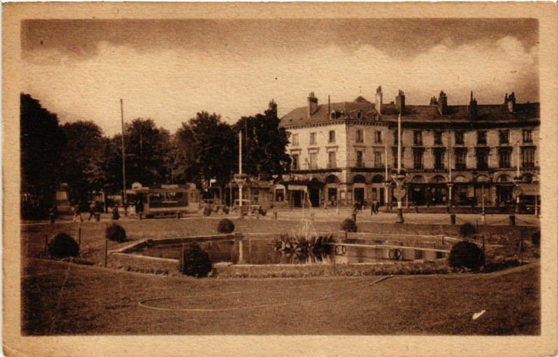 Carte postale ancienne Tours - Place de l'Hotel de Ville et l'Avenue de Grammont à Tours