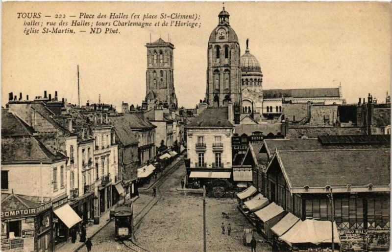 Carte postale ancienne Tours - Place des Halles (ex place St-Clement); balles;rue des... à Tours