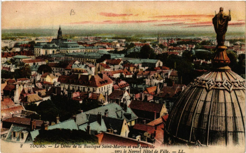 Carte postale ancienne Tours - Le Dome de la Basilique Saint-Martin et vue generale vers à Tours