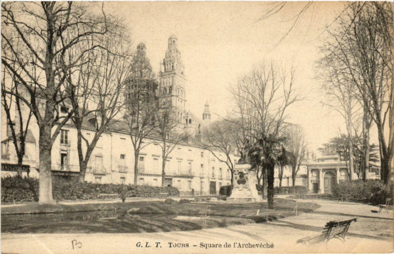 Carte postale ancienne Tours - Square de l'Archeveche à Tours