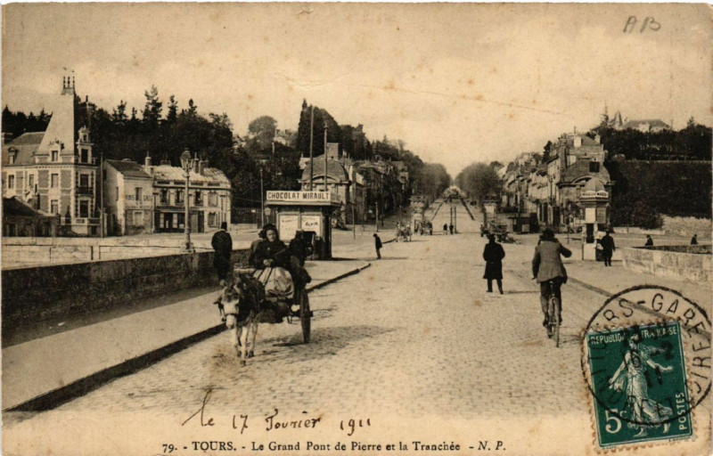 Carte postale ancienne Tours - Le Grand Pont de Pierre et la Tranchee à Tours