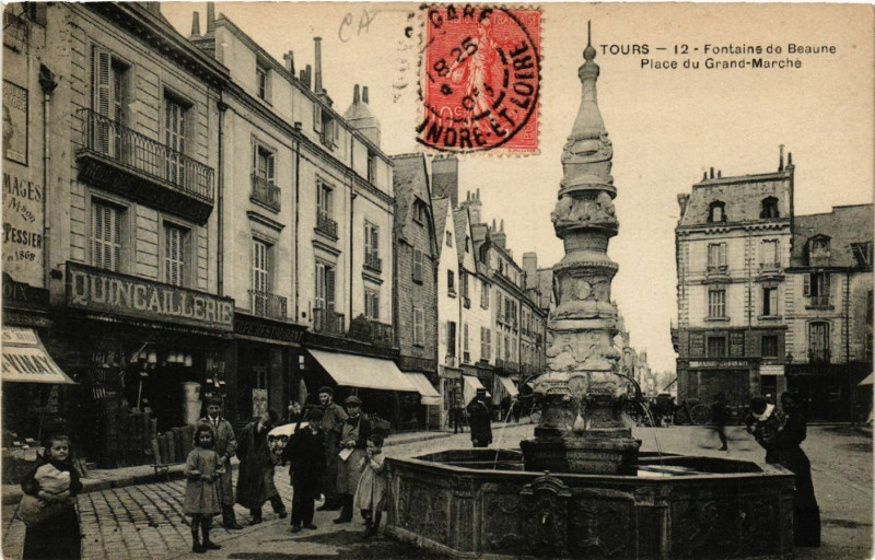 Carte postale ancienne Tours - Fontaine de Beaume -Place du Grand-Marche à Tours
