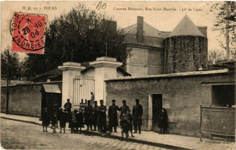 Carte postale ancienne Tours - CaserneMeusnier, Rue Saint-Maurice - 32e de Ligne à Tours