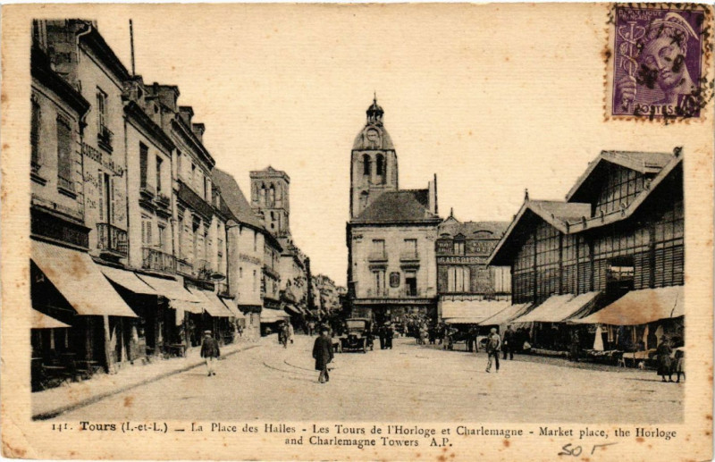 Carte postale ancienne Tours(I.-et-L.) - La Place des Halles - Les Tours de l'Horloge .. à Tours