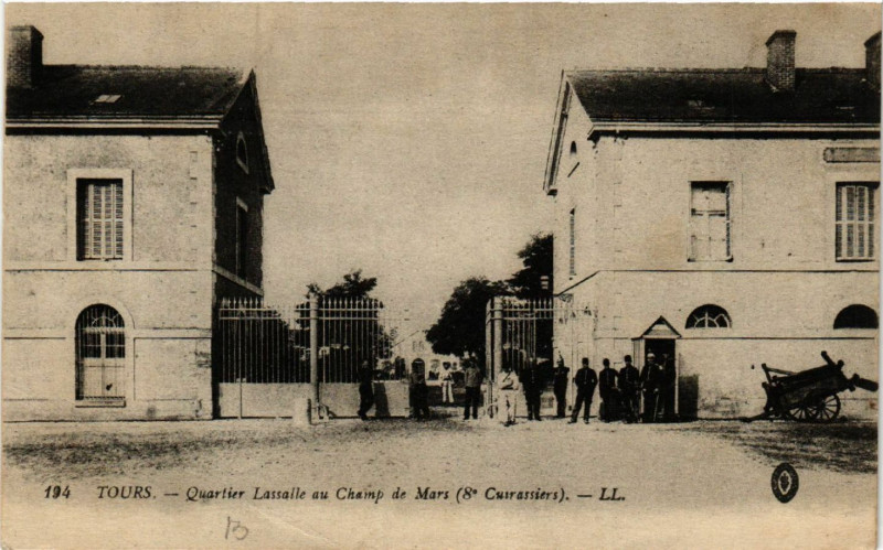 Carte postale ancienne Tours - Quartier Lassalla au Champ de Mars (8*Cuirassiers) à Tours