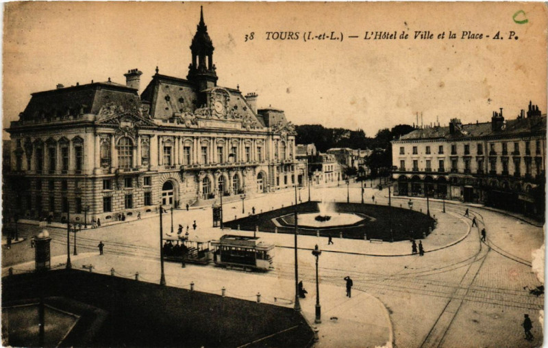 Carte postale ancienne Tours (I.-et-L.) - L'Hotel de Ville et la Place à Tours