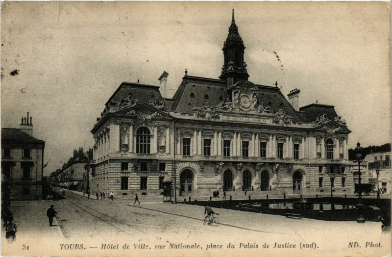 Carte postale ancienne Tours - Hotel de Ville, rue Nationale, place du Palais de Justice à Tours