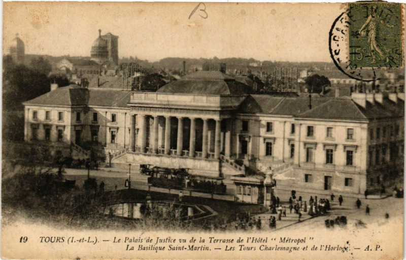 Carte postale ancienne Tours (I.-et-L.) -Le Palais de Justice vu de la Terrasse de l'Hotel à Tours