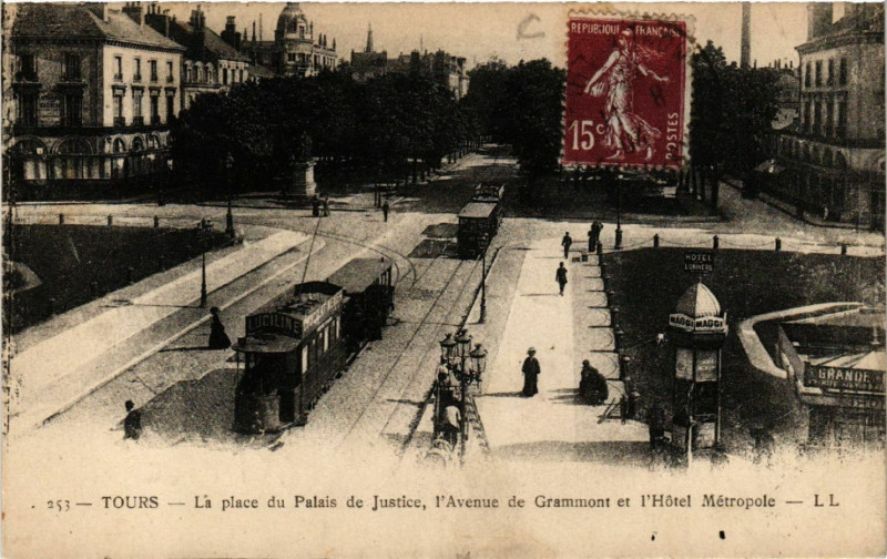 Carte postale ancienne Tours - La Place de Palais de Justice, l'Avenue de Grammont et... à Tours