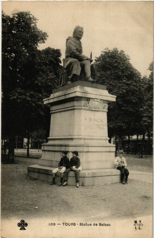 Carte postale ancienne Tours - Statue de Balsac à Tours