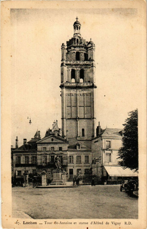 Carte postale ancienne Loches - Tour St-Antoine et statue d'Alfred à Loches