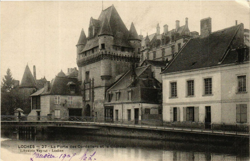 Carte postale ancienne Loches - La Porte des Cordeliers à Loches