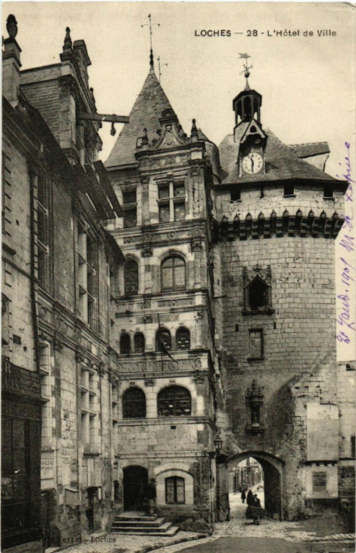 Carte postale ancienne Loches - L'Hotel de Ville à Loches