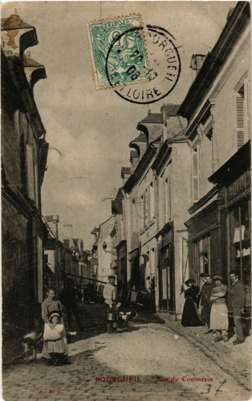 Carte postale ancienne Bourgueil -Rue du Commerce à Bourgueil