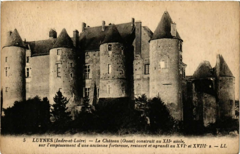 Carte postale ancienne Luynes - Le Chateau (Ouest) construit au Xii siécle à Luynes