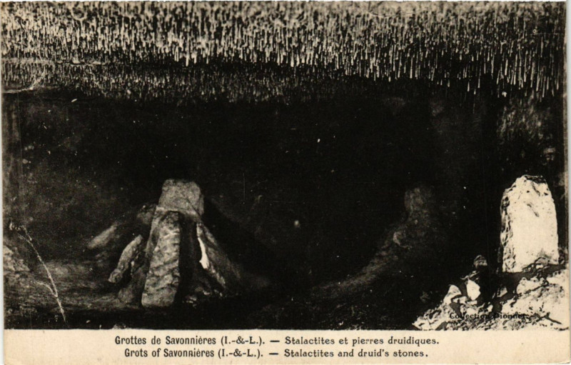 Carte postale ancienne Grottes de Savonnieres -Stalactites et pierres druidiques à Savonnières
