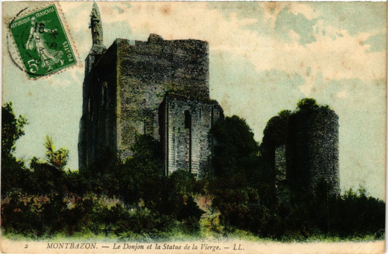 Carte postale ancienne Montbazon - Le Donjon et la Statue de la Vierge à Montbazon