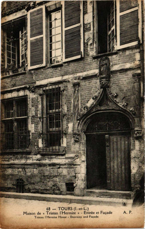 Carte postale ancienne Tours - Maison de Tristan l'Hermite - Entrée et Facade à Tours