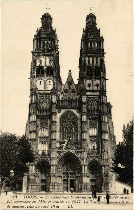 Carte postale ancienne Tours-La Cathédrale St-Gatien (Xv et Xvi s) fut commercée en 1170 à Tours