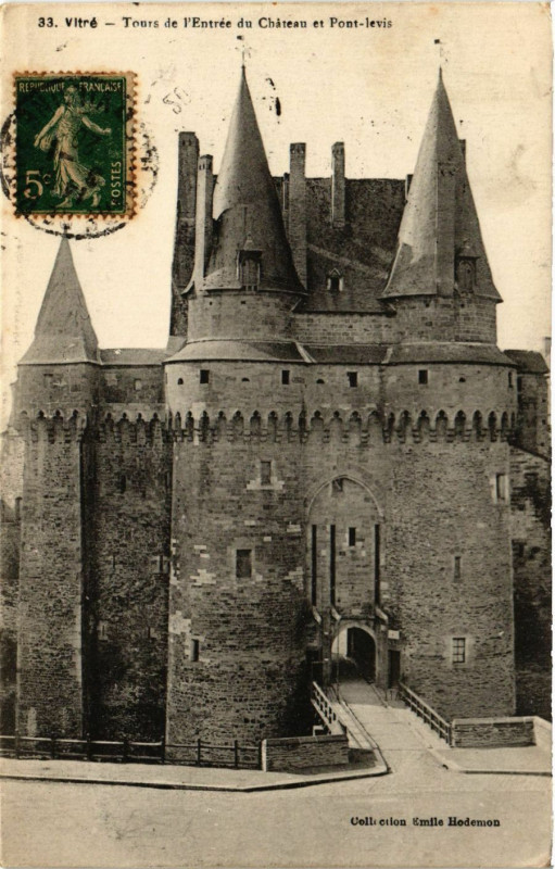 Carte postale ancienne Vitre - Tours de l'Entrée du Chateau à Tours