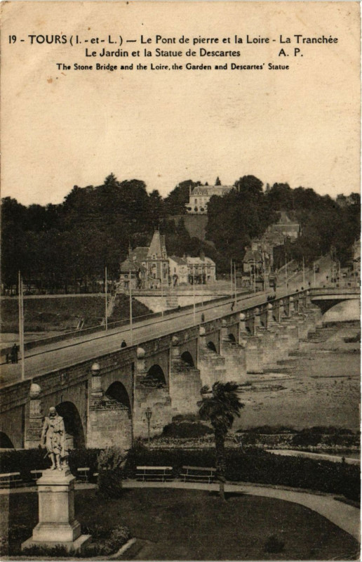 Carte postale ancienne Tours - Le Pont de pierre et la Loire à Tours