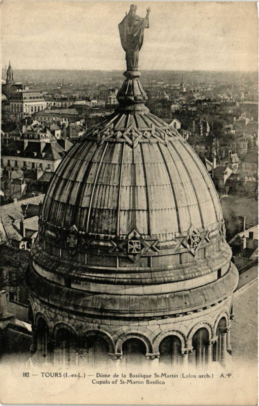 Carte postale ancienne Tours - Dome de la Basilique à Tours