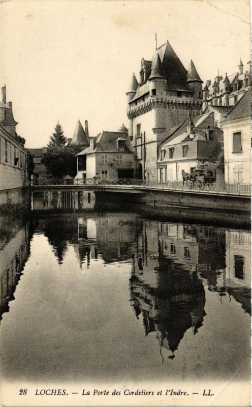 Carte postale ancienne Loches - La Porte des Cordeliers à Loches