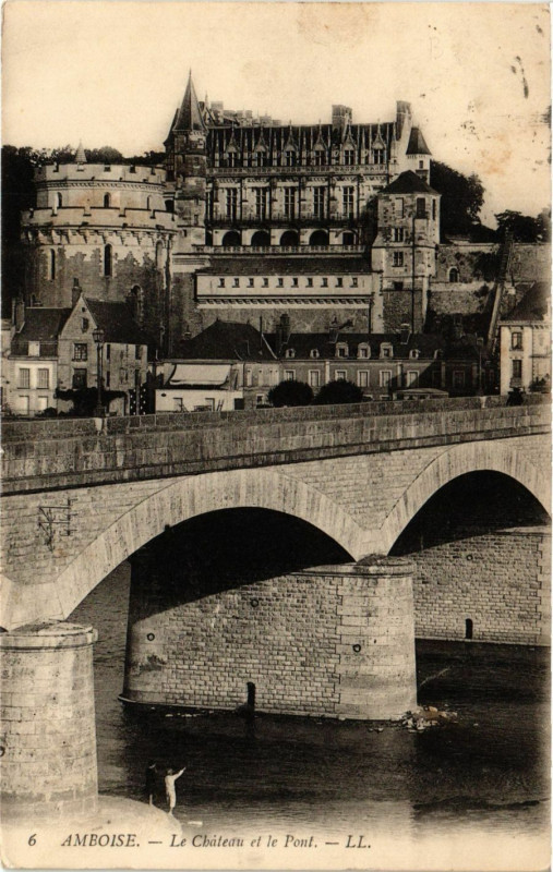 Carte postale ancienne Amboise - Le Chateau et le Pont à Amboise
