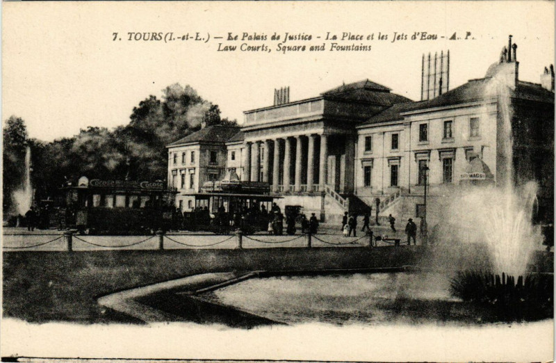 Carte postale ancienne Tours (I.-e-L.) - Le Palais de Justice - La Place et les Jets d'Eau à Tours