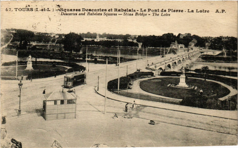 Carte postale ancienne Tours -Squares Descartes et Rabelais - Le Pont de Pierre à Tours