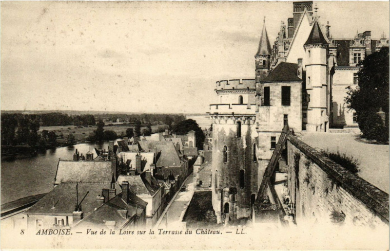Carte postale ancienne Amboise - Vue de la Loire sur la Terrasse du Chateau à Amboise