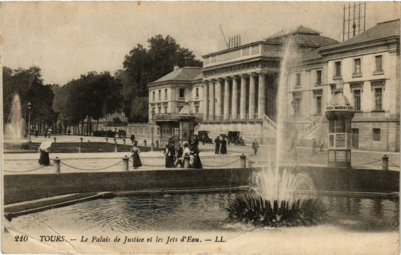 Carte postale ancienne Tours-Le Palais de Justice et les Jets d'Eau à Tours
