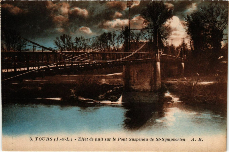 Carte postale ancienne Tours -Effet de nuit sur le Pont Suspendu de St-Symphorien à Tours