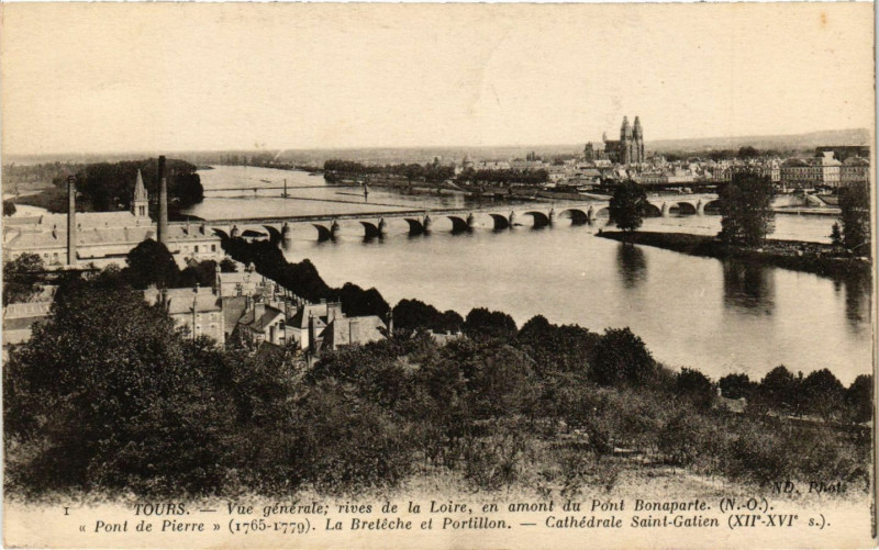 Carte postale ancienne Tours - Vue générale rives de la Loire en amont du Pont Bonaparte à Tours
