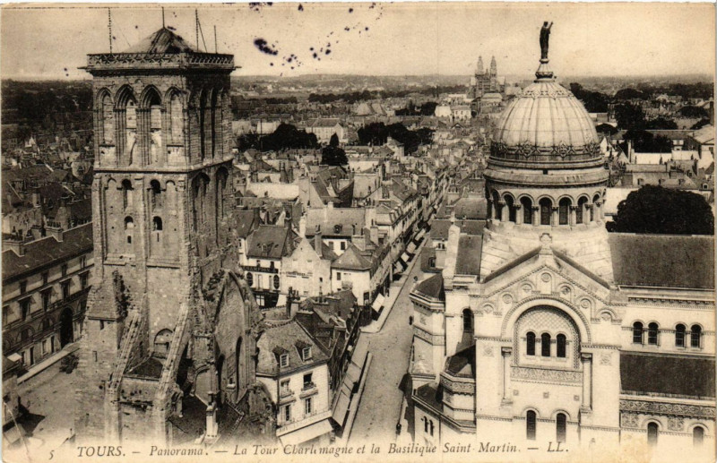 Carte postale ancienne Tours - Panorama - La Tour Charlemagne et la Basilique St-Martin à Tours