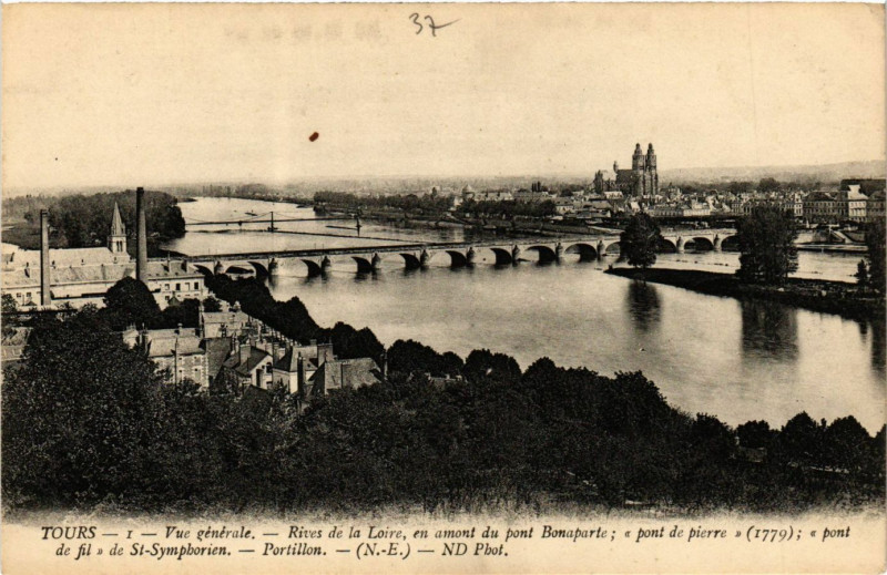 Carte postale ancienne Tours - Vue générale - Rives de la Loire en amont du pont Bonaparte à Tours