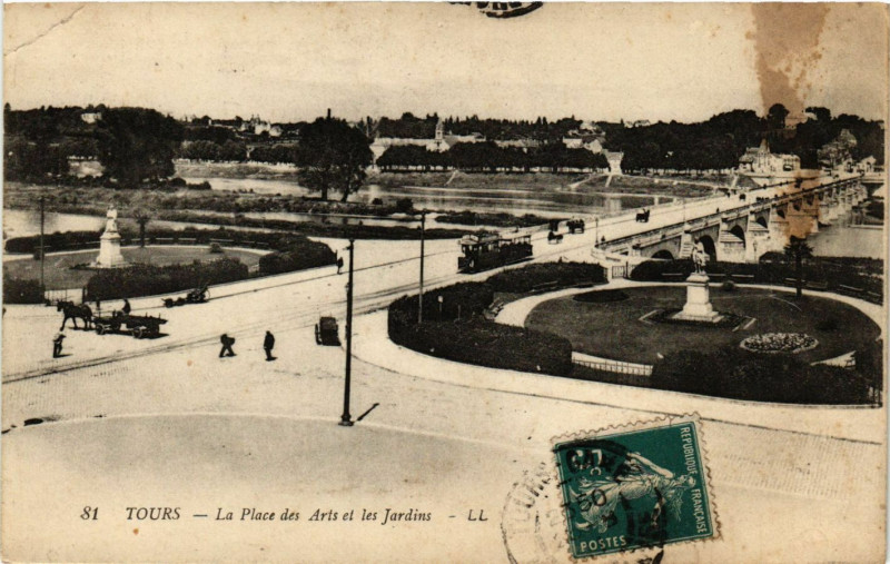 Carte postale ancienne Tours - La Place des Arts et les Jardins à Tours