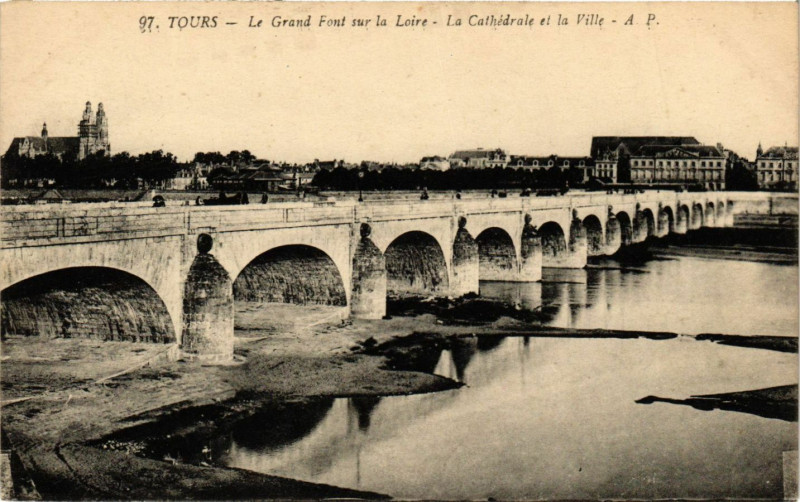 Carte postale ancienne Tours - La Grand Pont sur la Loire - La Cathédrale et la Ville à Tours