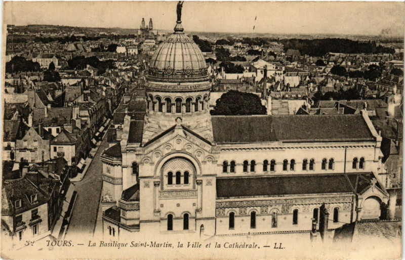 Carte postale ancienne Tours - La Basilique St-Martin la Ville et la Cathédrale à Tours
