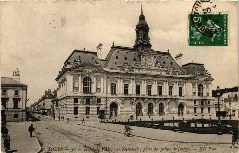 Carte postale ancienne Tours - Hotel de Ville rue Nationale place du palais de justice à Tours