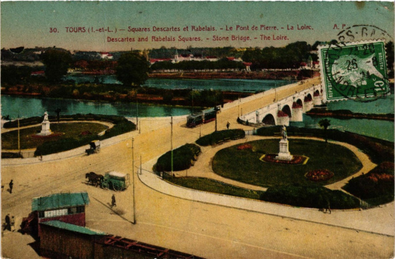 Carte postale ancienne Tours - Squares Descartes et Rabelais - Le Pont de Pierre à Tours