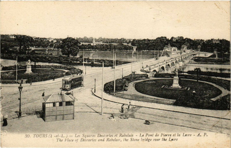 Carte postale ancienne Tours - Les Squares Descartes et Rabelais - Le Pont de à Tours