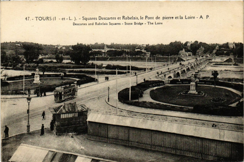 Carte postale ancienne Tours - Squares Descartes et Rabelais le Pont de pierre à Tours