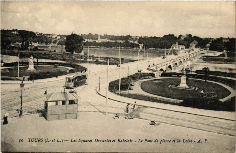 Carte postale ancienne Tours - Les Squares Descartes et Rabelais - Le Pont de à Tours