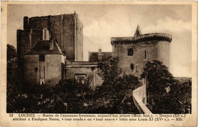 Carte postale ancienne Loches - Restes de l'ancienne forteresse aujourd'hui prison (Mon. à Loches