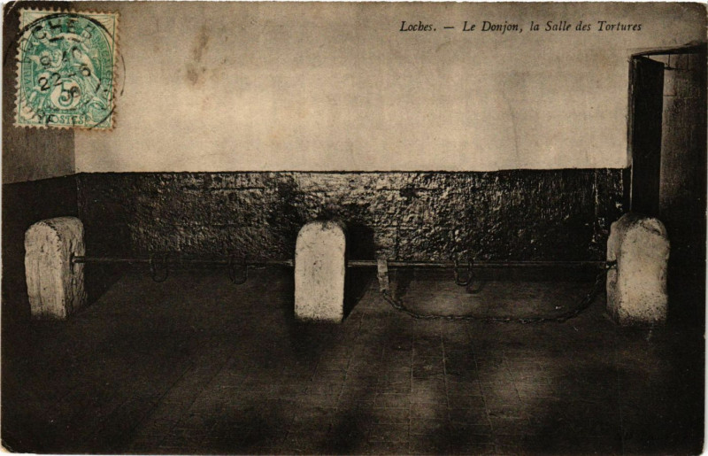 Carte postale ancienne Loches - Le Donjon la Salle des Tortures à Loches