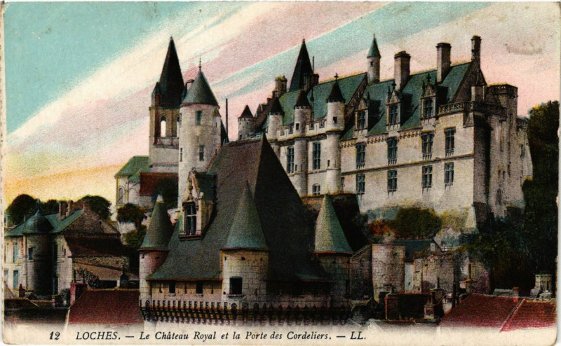 Carte postale ancienne Loches - Le Chateau Royal et la Porte des Cordeliers à Loches