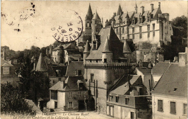 Carte postale ancienne Loches - Le Chateau Royal - La Porte de Cordelies et la Collégiale à Loches